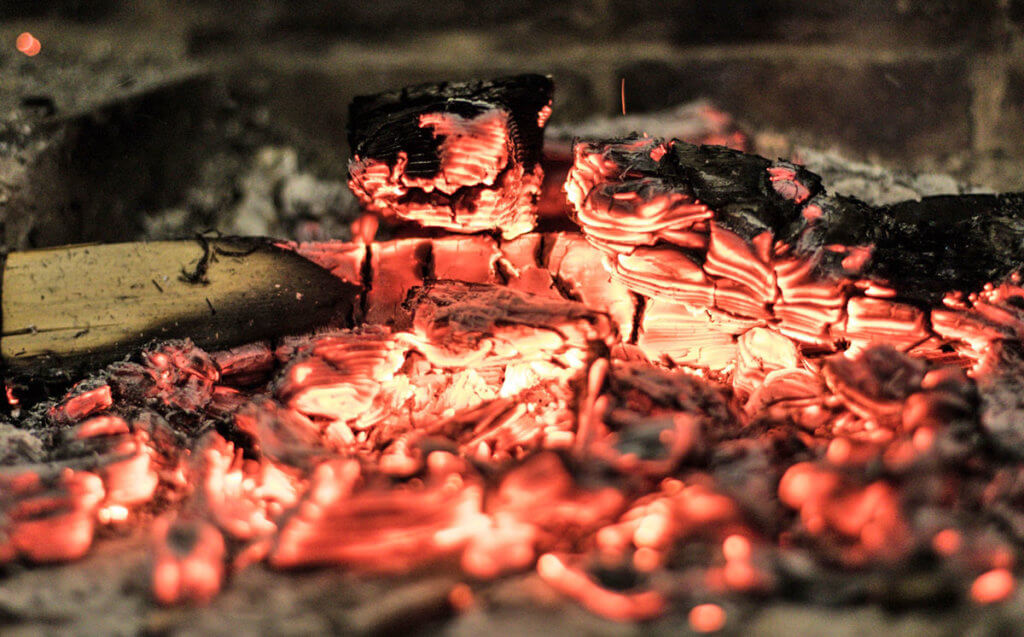 調理に適した熾火（おきび）とは？意味や作り方を解説